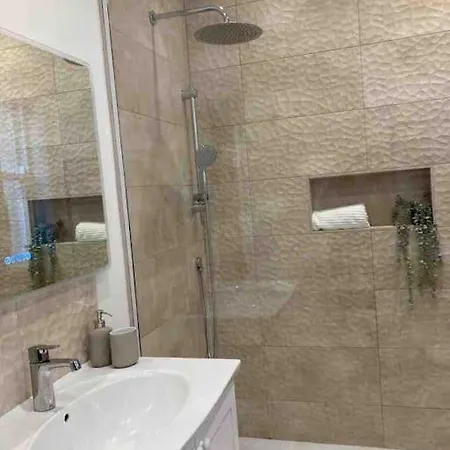 Garden Apartment, With Parking Daire *
