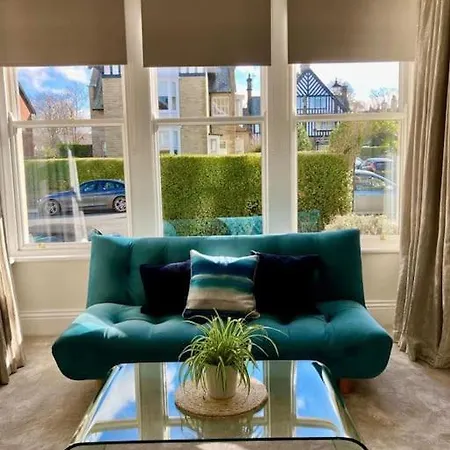 Garden Apartment, With Parking Apartment *