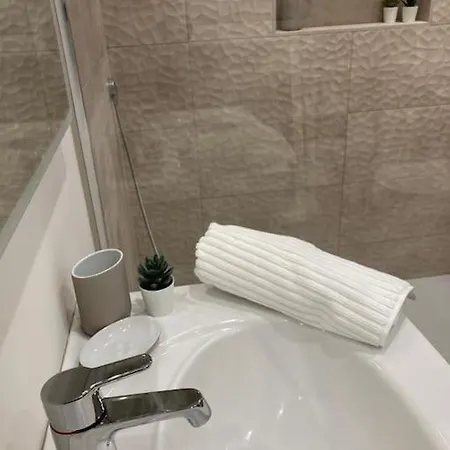 Garden Apartment, With Parking Apartment *