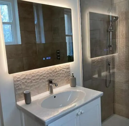 Garden Apartment, With Parking Appartement